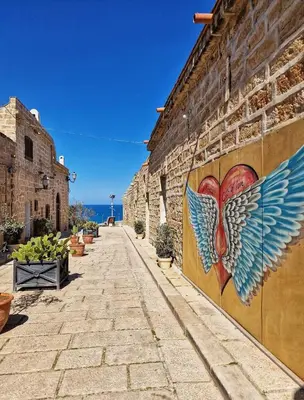 a wall with a painting of a heart with wings at Casa Melf in Terrasini