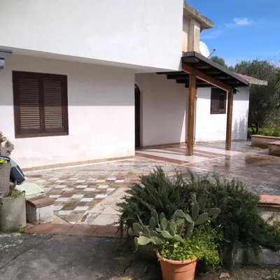 a white house with some plants in front of it at casale guidaloca in Castellammare del Golfo