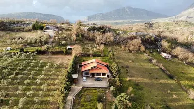 an aerial view of a house in a field at Flyhouse PARCHEGGIO AUTO BICI GRATUITO in Piana degli Albanesi