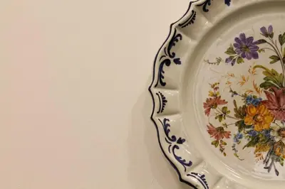 a plate with flowers on it on a wall at A casa di Enza B&B in Palermo