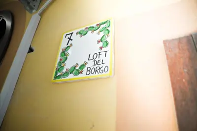 a sign on a wall that says letitia del bounce at Casa vacanze Loft del Borgo in Palermo