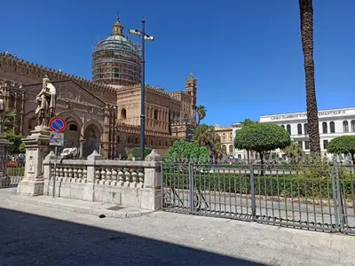 an archway over a street between two buildings at 'A CASETTA RA ZIA PAOLA in Palermo