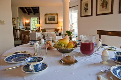 a table with a white table cloth with a bowl of fruit at Il Glicine sul Golfo in Mondello
