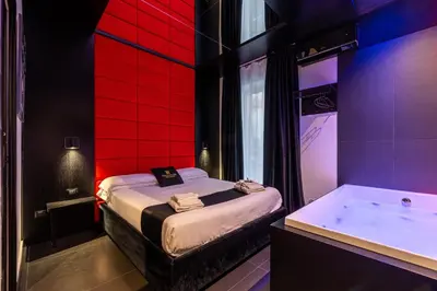 a room with a bed and a bath tub at Maximum hub suite&spa in Palermo