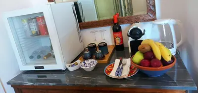 a counter top with a bowl of fruit and a microwave at VFH Villa Flavia Eco B&B - 50 metri dal mare in Santa Flavia