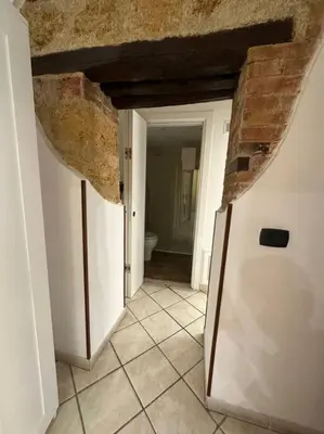 a hallway with a door in a room at Cusciulìu House in Palermo