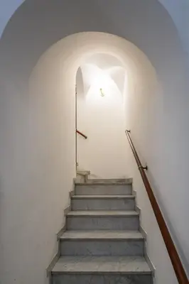 a stairway leading up to a white wall with a stair case at APPALERMO la tua casa ideale per visitare la città in Palermo
