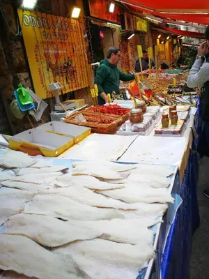 a display of fish at a fish market at atocà2 confortevole loft- vedi anche atocà1 in Palermo
