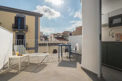 a balcony with a table and chairs on a balcony at Attico 37 - Suite con terrazza privata e cucina in Palermo