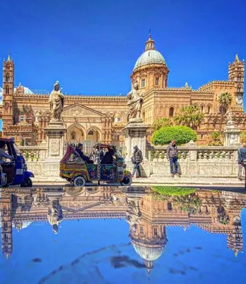 a view of a building with a reflection in the water at LA CASA DI TABBi in Palermo
