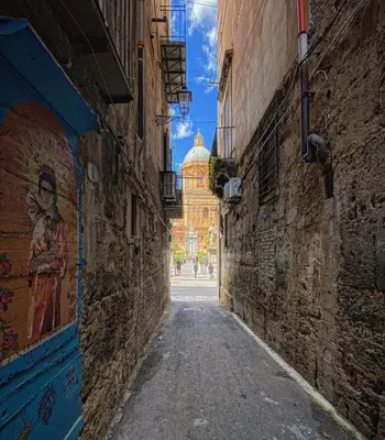 an alley way with a building in the distance at LA CASA DI TABBi in Palermo
