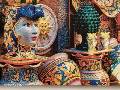 a group of vases with a statue on them at La casetta della Letizia in Mondello