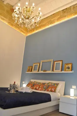 a building with two balconies and two windows withiger at Binario 91 Rooms in Palermo