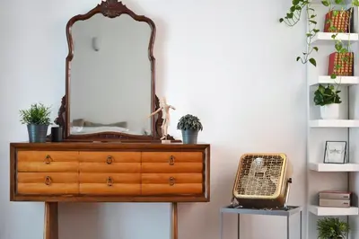 a mirror on top of a dresser in a room at iFlat Key House tra il centro e il mare in Palermo