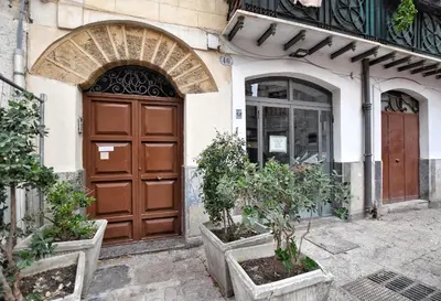 an entrance to a building with a wooden door at iFlat Key House tra il centro e il mare in Palermo