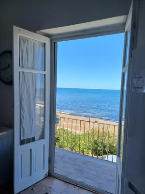 an open door with a view of the ocean at Le due conchiglie in Carini