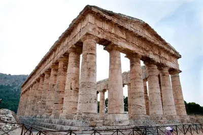 an ancient building with columns on the side at La Domus di Segesta 