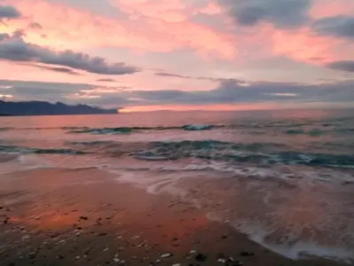 a sunset over the beach with the ocean at CasaAntonietta in Alcamo