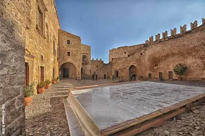 an empty courtyard in an old building with at Il melograno in Carini