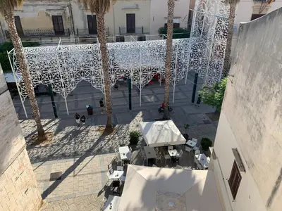 an overhead view of a courtyard with palm trees at Casavacanze Alba in Alcamo