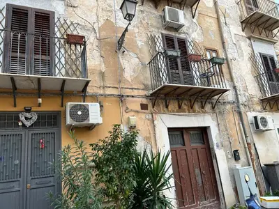an old building with two doors and a balcony at toty alla guilla in Palermo