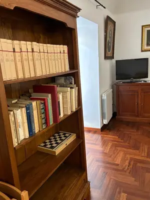 a book shelf filled with books in a room at toty alla guilla in Palermo