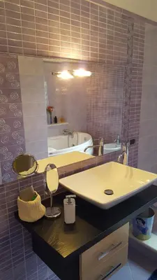 a bathroom with a sink and a mirror and a tub at casadifederica in Palermo