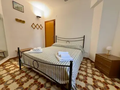 a bedroom with a bed with towels on it at 100 passi dal mare in Isola delle Femmine