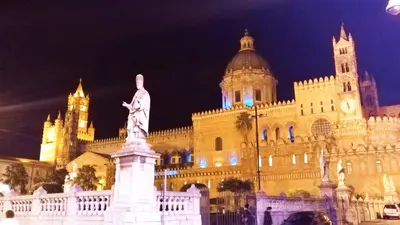 a statue in front of a building at night at B&B VENTO DEL SUD in Palermo