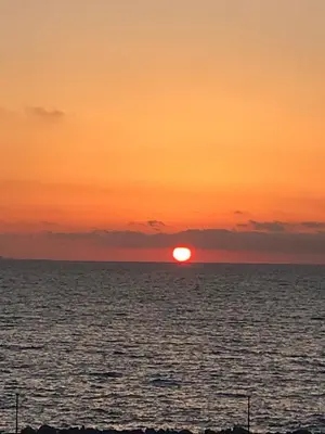 a sunset over the ocean with the sun setting at Casa vacanze stella marina in Trappeto