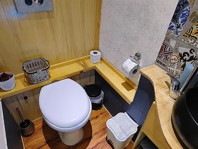 a small bathroom with a toilet and a sink at Studio Sedie Volanti in Palermo