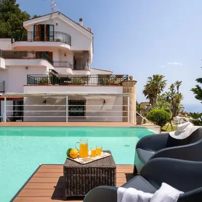 Villa vista mare con piscina privata a Mondello