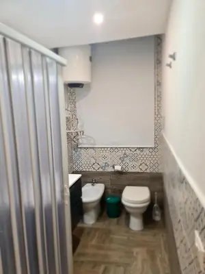 a small bathroom with a toilet and a sink at Casa mulini in Palermo