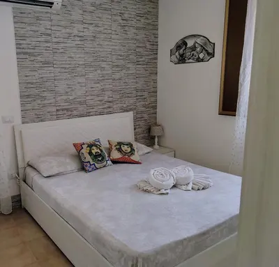 a bedroom with a bed with two towels on it at La vecchia Badessa a due passi dal mare in Macari