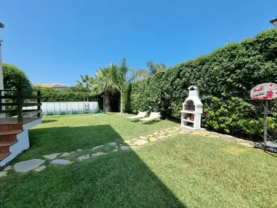 a yard with a garden with a lawn sidx sidx sidx sidx at Villa Jari in Carini