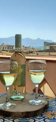 a bottle of wine and two glasses on a table at Spiaggia Libera e di Sabbia dorata per 