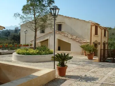 a street light in front of a building with plants at Agriturismo Villa Cefalà in Santa Flavia