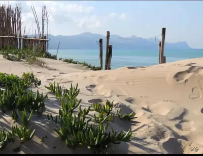 a sand dune with a view of the ocean at Marea il tuo angolo di paradiso in Sicilia ti aspetta prenota ora e vivi la magia del Mediterraneo in Alcamo Marina