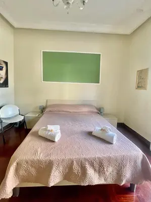 a bedroom with a bed with two towels on it at Apartament Dimora di Maury a due passi dai trasporti e da Ballarò in Palermo