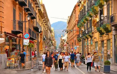 a group of people walking down a busy city street at Apartament Dimora di Maury a due passi dai trasporti e da Ballarò in Palermo
