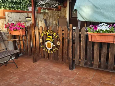 a wooden fence with a bee sign on it at La Dependance delle Mimose in Isola delle Femmine