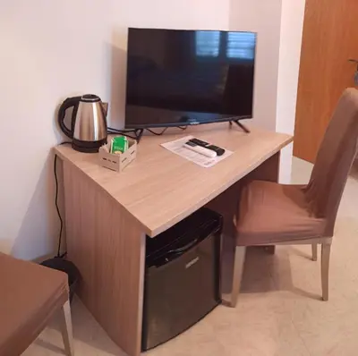 a desk with a television and a chair in a room at Contessa Vacanze Byron in Contessa Entellina