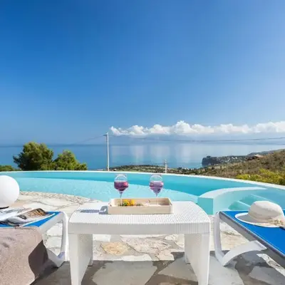 Villa vista mare con piscina a Sarmuci