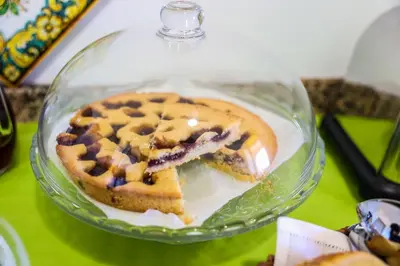 a cake in a glass bowl on a table at B&B Giardino dei Cedri in Trabia