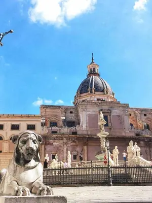 a statue of a lion in front of a building at Casa di Giulietta in Palermo