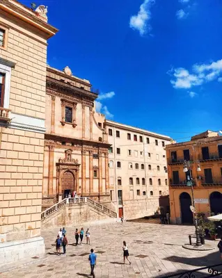 a group of people standing in front of a building at Casa di Giulietta in Palermo