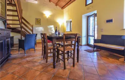 a dining room with a table and chairs at Rosmarino in San Giuseppe Jato