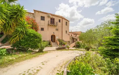 a dirt road in front of a house at Salvia in San Giuseppe Jato