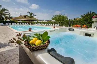 a basket of fruit on a wall next to a swimming pool at Villa indipendente le coccinelle beach mare piscina a 250 mt dal mare con servizio di piscina a 400 mt 12 k da Cefalu in Campofelice di Roccella