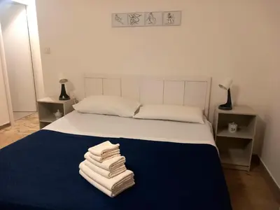 a bedroom with a bed with towels on it at Casa Carina in Centro in Palermo